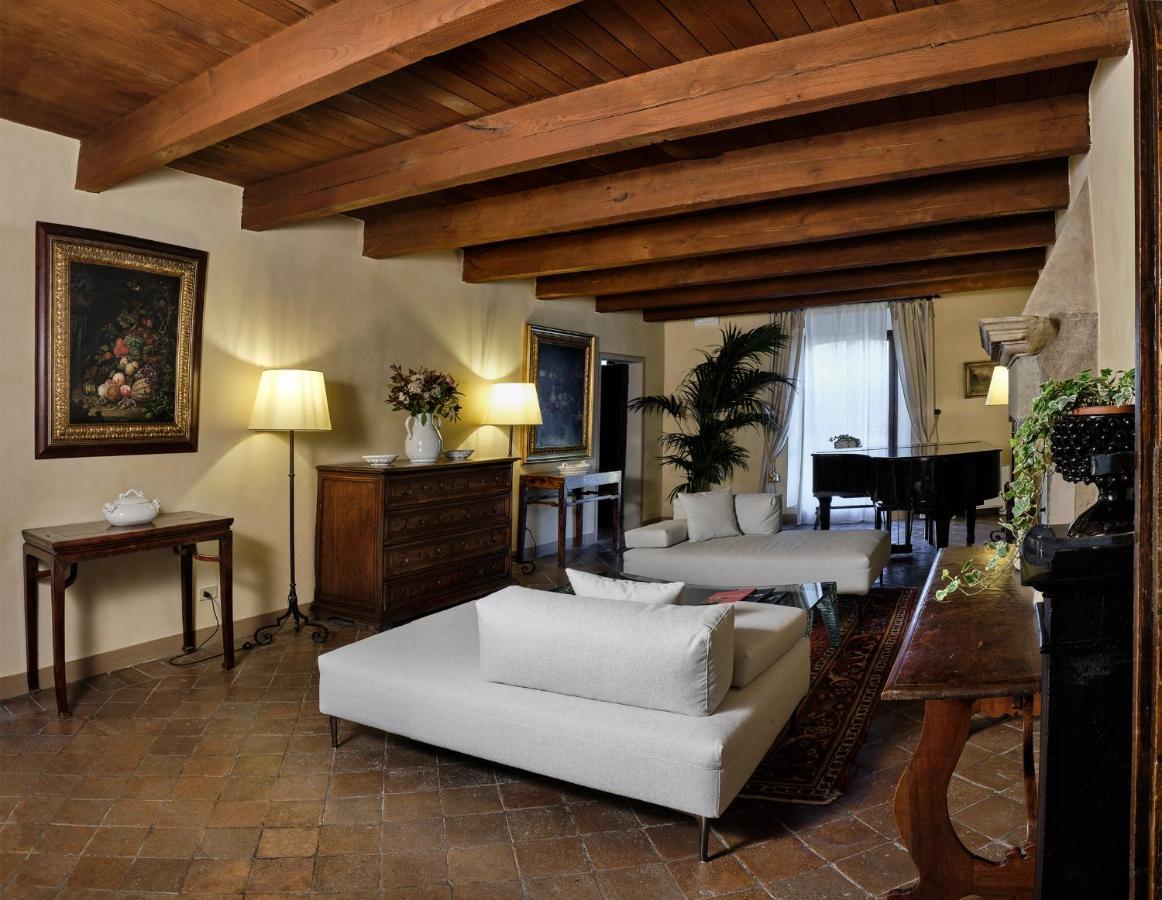 Palazzo Viviani Castello Di Montegridolfo Hotell Exteriör bild