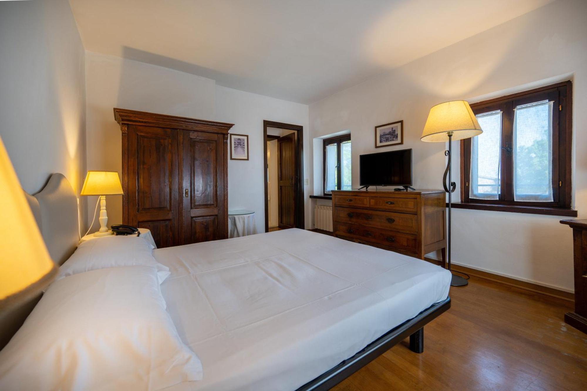 Palazzo Viviani Castello Di Montegridolfo Hotell Rum bild