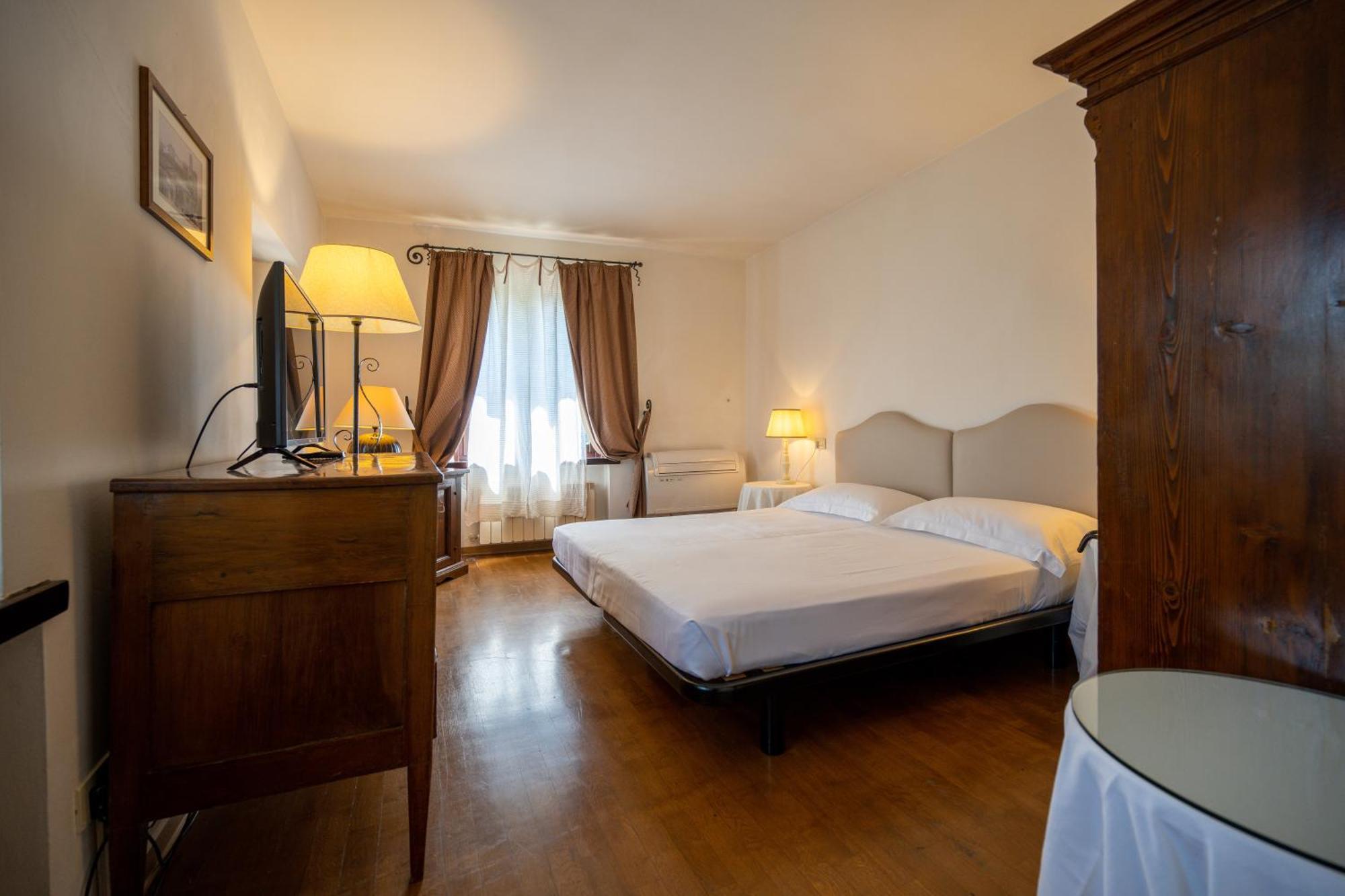 Palazzo Viviani Castello Di Montegridolfo Hotell Rum bild