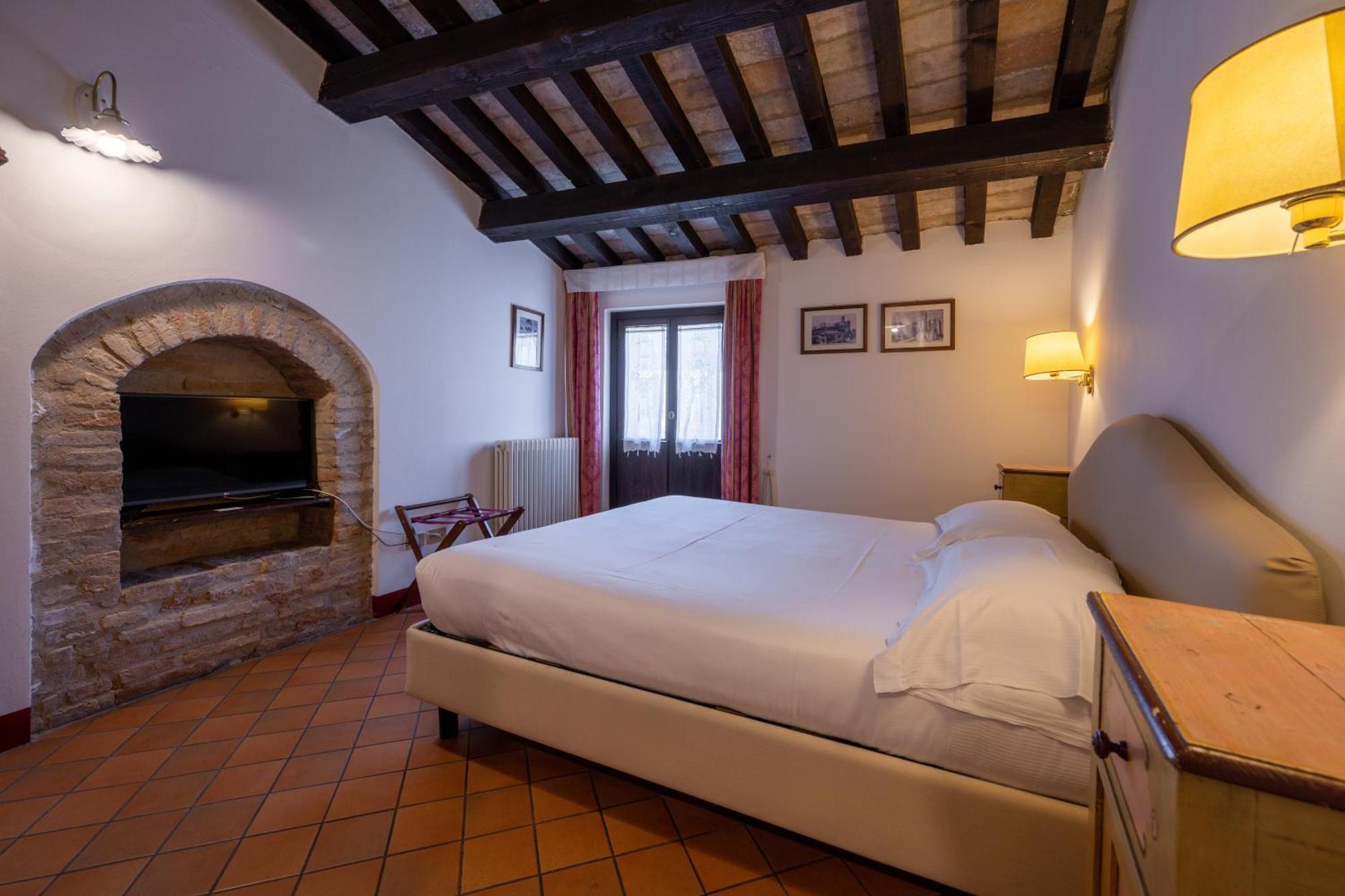 Palazzo Viviani Castello Di Montegridolfo Hotell Rum bild